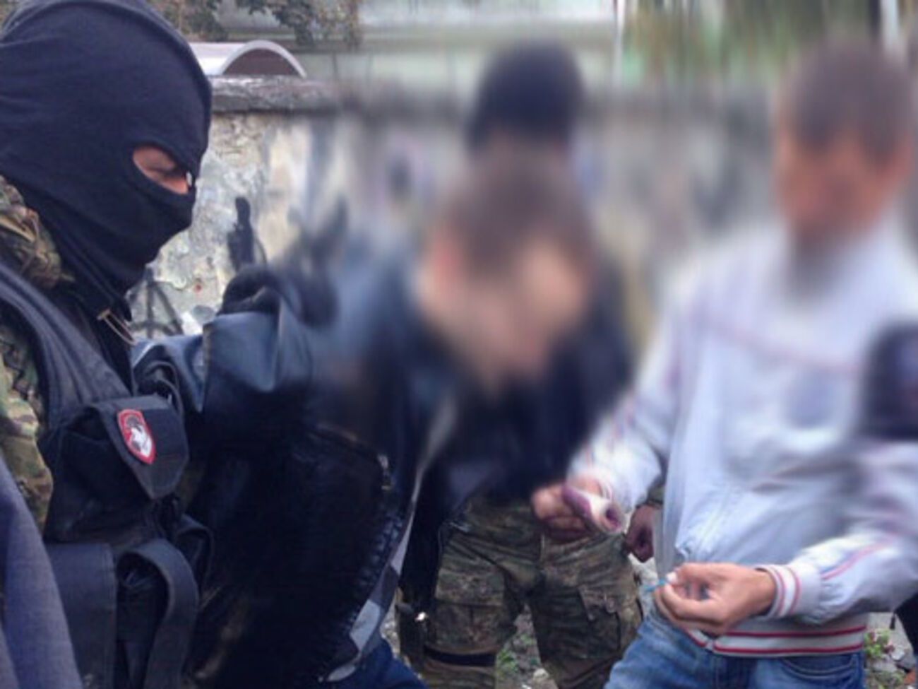 Задержанные утверждают, что автомат и патроны они нашли в лесу