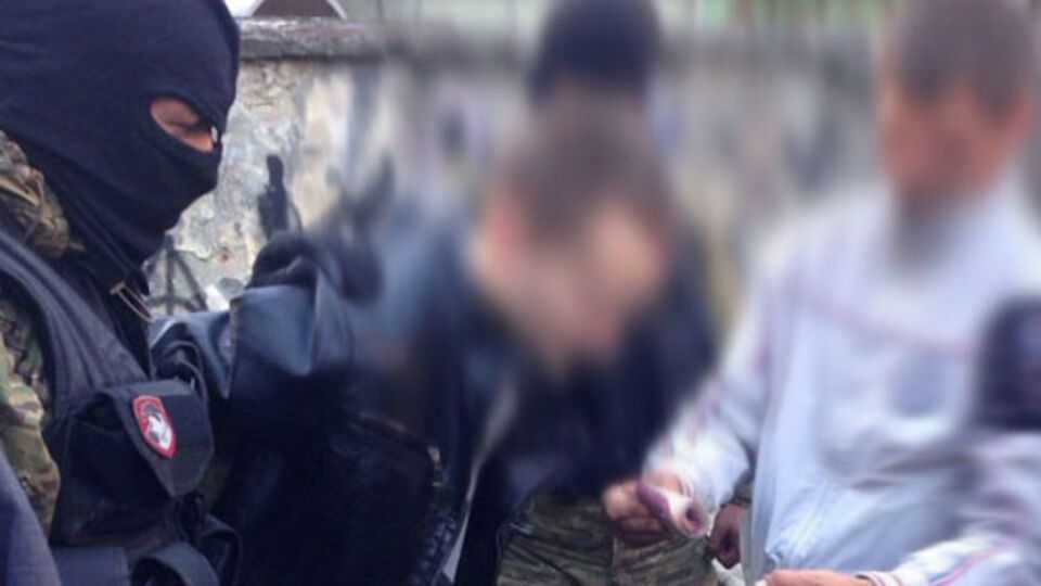 Задержанные утверждают, что автомат и патроны они нашли в лесу