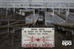 С французской стороны Евротоннеля размещены объявления, предупреждающие об опасности поражения электротоком при попытке проникнуть в тоннель