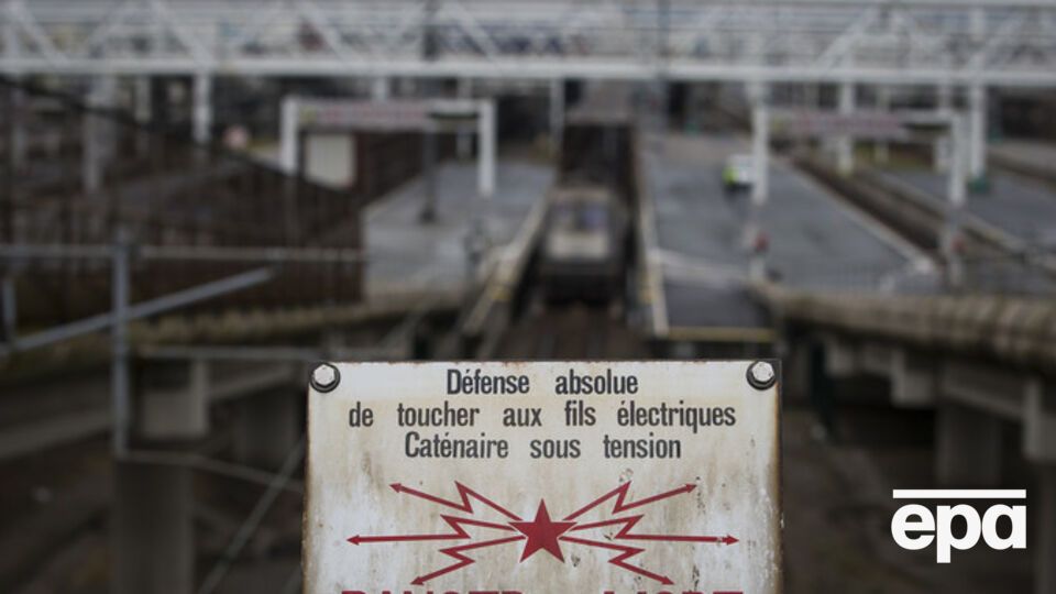 С французской стороны Евротоннеля размещены объявления, предупреждающие об опасности поражения электротоком при попытке проникнуть в тоннель