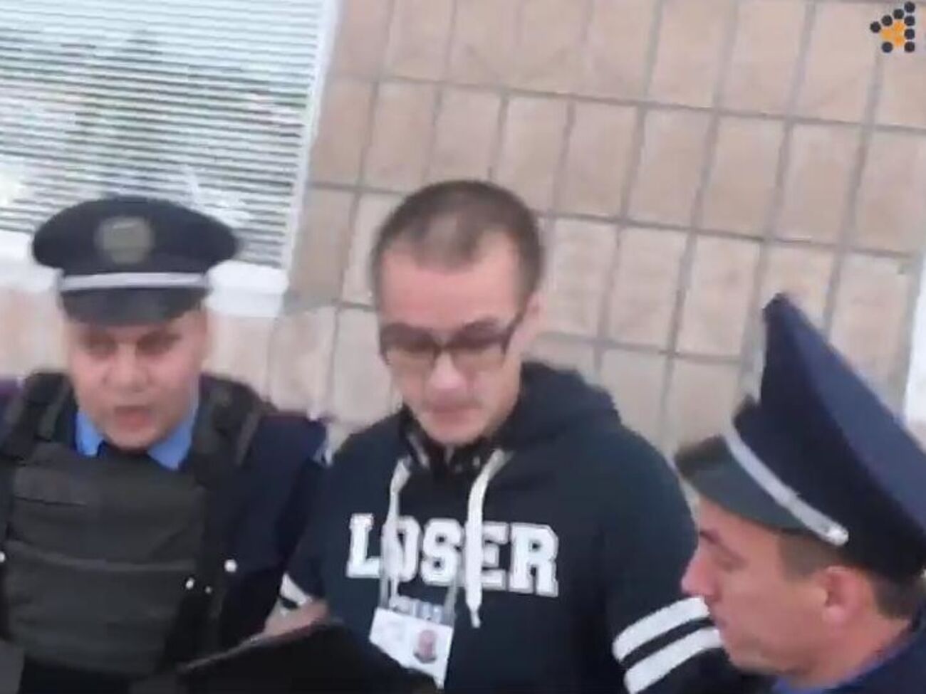 Журналисты снимали акцию активистов, которые протестовали против незаконной, по их мнению, переработки нефти