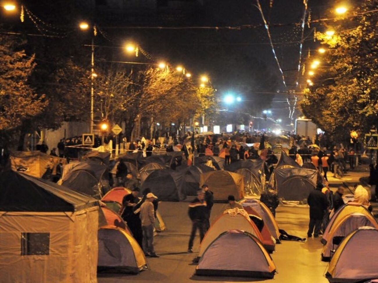 Протестующие перекрыли центральную улицу Кишинева, требуя отставки президента. Фоторепортаж