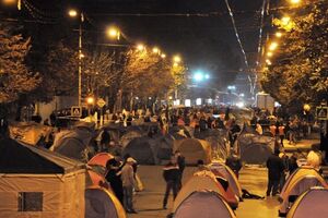 Протестующие перекрыли центральную улицу Кишинева, требуя отставки президента. Фоторепортаж