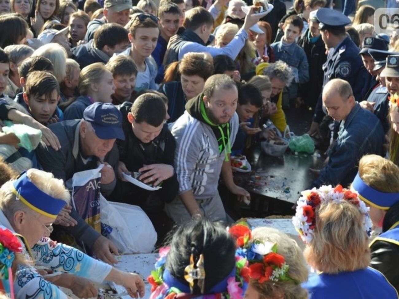В Запорожье на праздновании дня города дрались за бесплатный кусочек торта. Фоторепортаж