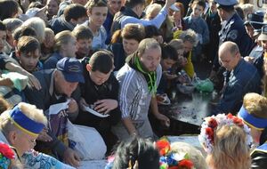 В Запорожье на праздновании дня города дрались за бесплатный кусочек торта. Фоторепортаж