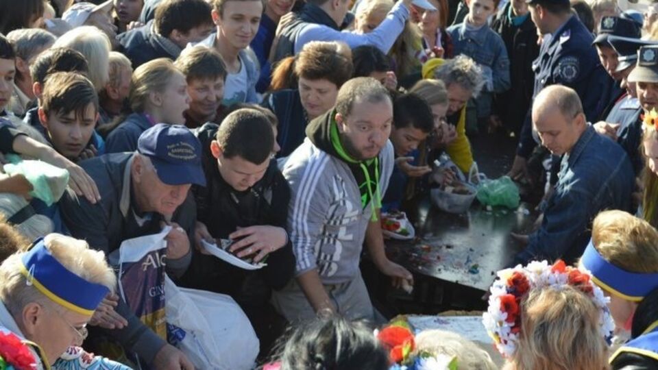 В Запорожье на праздновании дня города дрались за бесплатный кусочек торта. Фоторепортаж