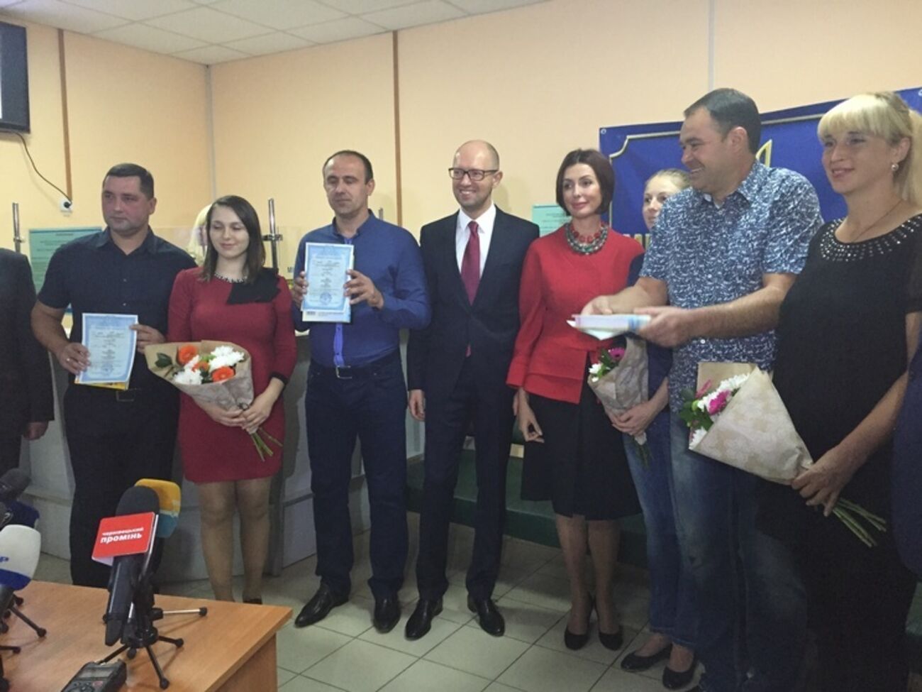 Премьер-министр и министр юстиции вручили свидетельства о рождении детей трем черновицким семьям