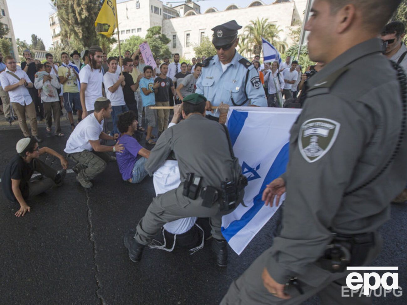 В Израиле террорист напал на людей с ножом