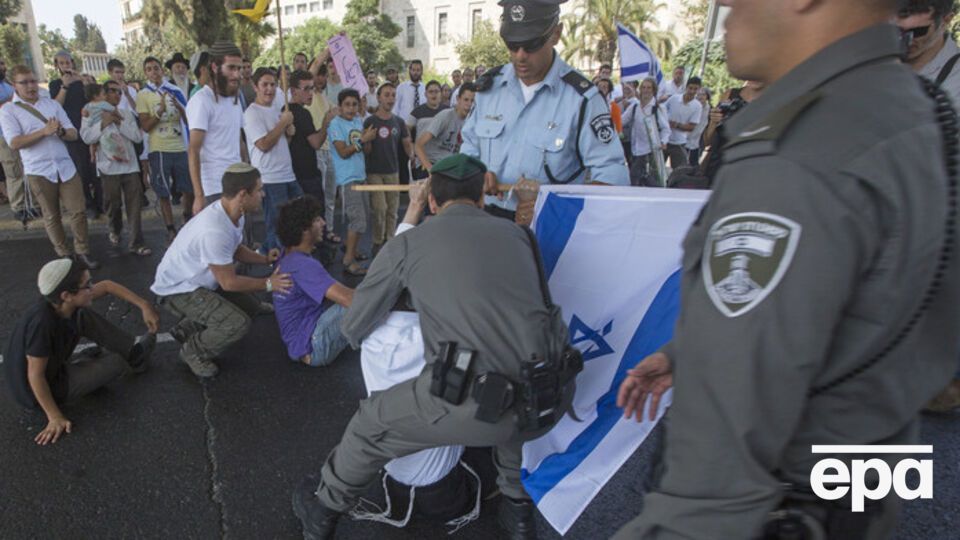 В Израиле террорист напал на людей с ножом