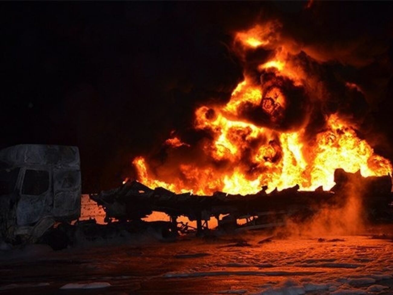 На автозаправке загорелись сразу два бензовоза, один спасателям удалось потушить и не допустить взрыва