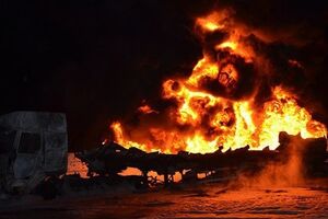 На автозаправке загорелись сразу два бензовоза, один спасателям удалось потушить и не допустить взрыва