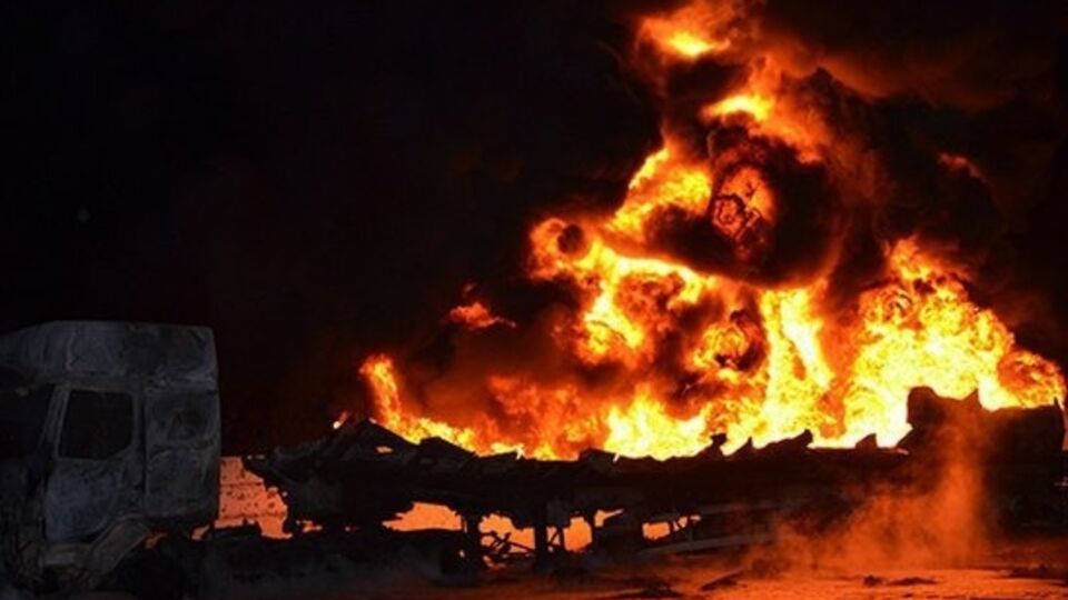 На автозаправке загорелись сразу два бензовоза, один спасателям удалось потушить и не допустить взрыва