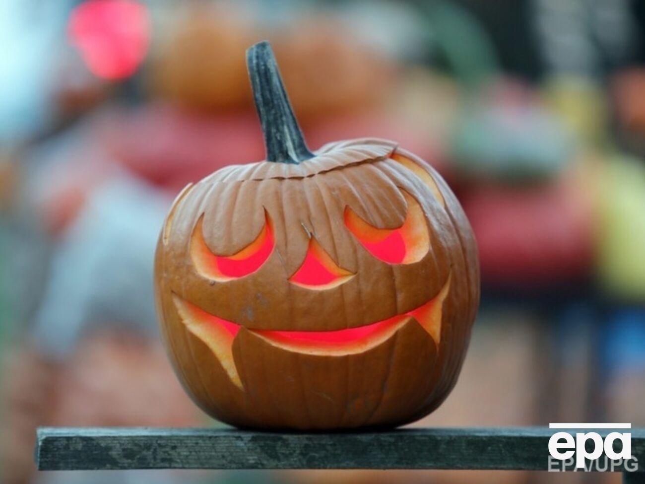 Киноиндустрия не обошла стороной эпатажный праздник Хэллоуин. Режиссеры предлагают фильмы, которые заставят зрителя и бояться, и смеяться --- в лучших традициях Дня всех святых