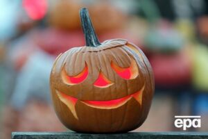 Киноиндустрия не обошла стороной эпатажный праздник Хэллоуин. Режиссеры предлагают фильмы, которые заставят зрителя и бояться, и смеяться --- в лучших традициях Дня всех святых