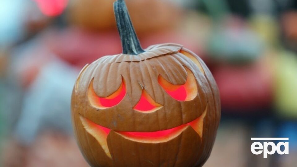 Киноиндустрия не обошла стороной эпатажный праздник Хэллоуин. Режиссеры предлагают фильмы, которые заставят зрителя и бояться, и смеяться --- в лучших традициях Дня всех святых