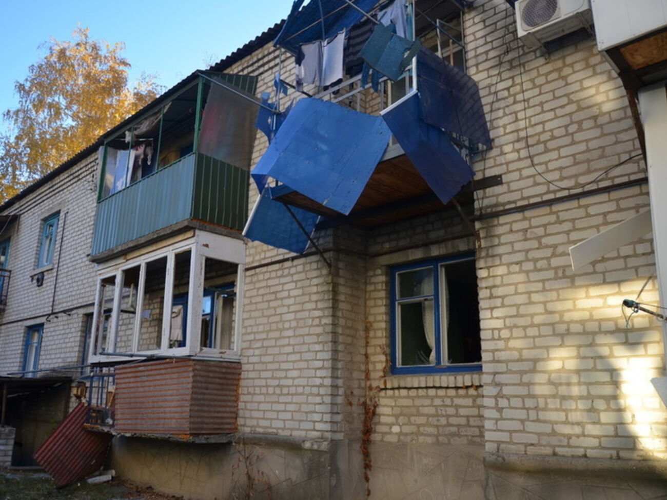 Дом в Сватово после попадания снаряда в результате пожара на арсенале