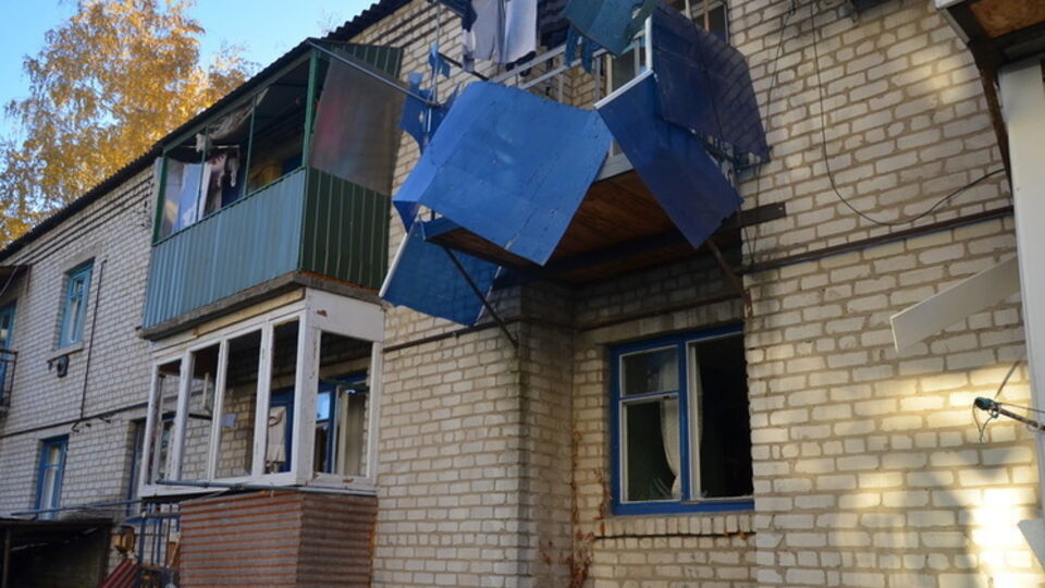 Дом в Сватово после попадания снаряда в результате пожара на арсенале