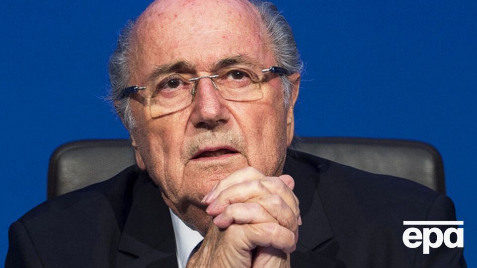 По словам Блаттера, Саркози попросил Платини учитывать интересы Франции при выборе страны --- хозяйки чемпионата мира-2022