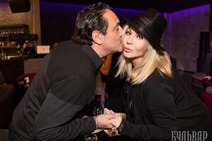 Ирина Билык и Гарик Кричевский по-дружески обнялись в начале вечера