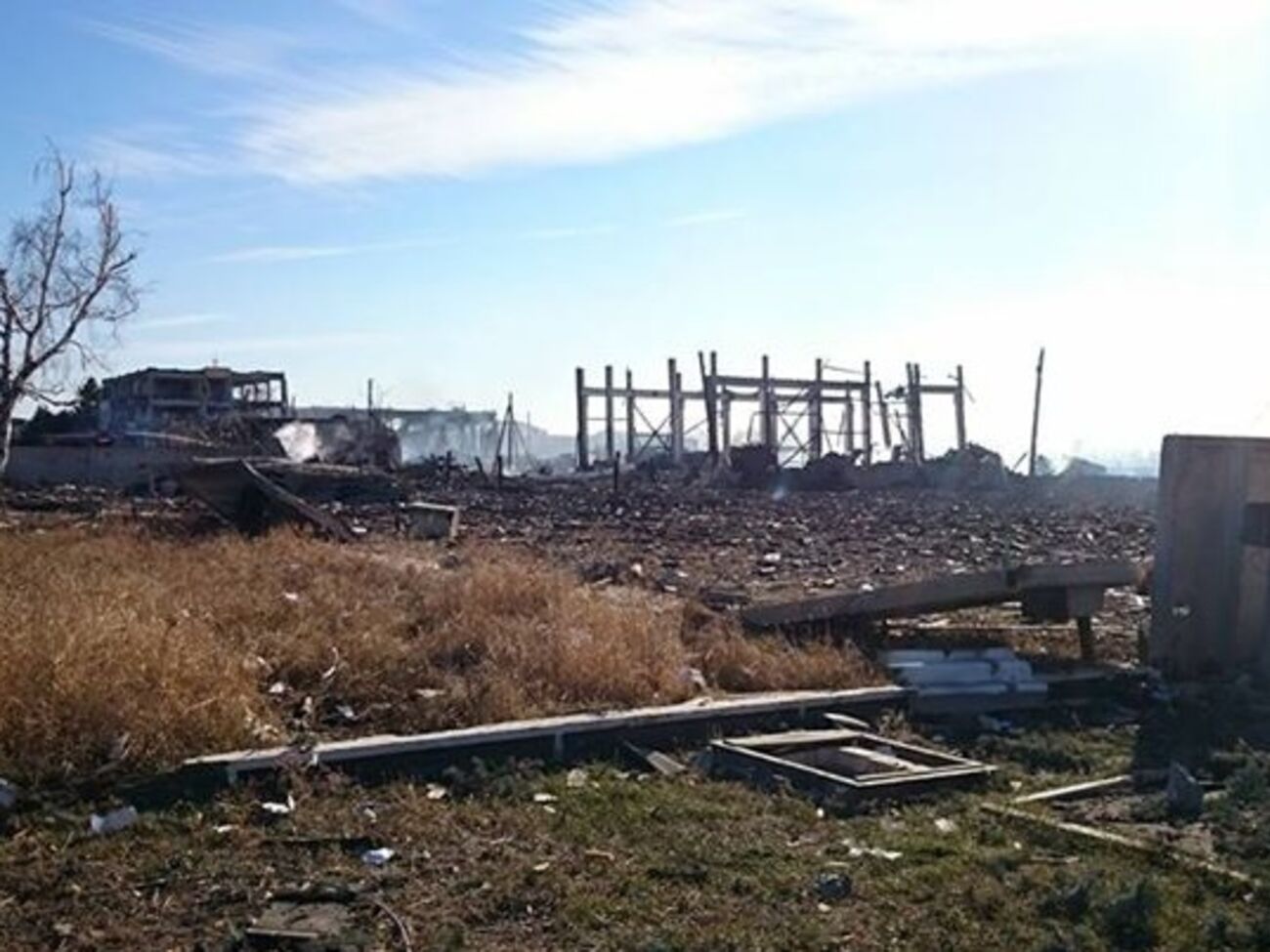 Возле склада все усеяно снарядами и обломками