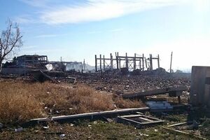 Возле склада все усеяно снарядами и обломками