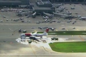 В аэропорту США загорелся Boeing 767 с пассажирами, пострадали 17 человек. Видео
