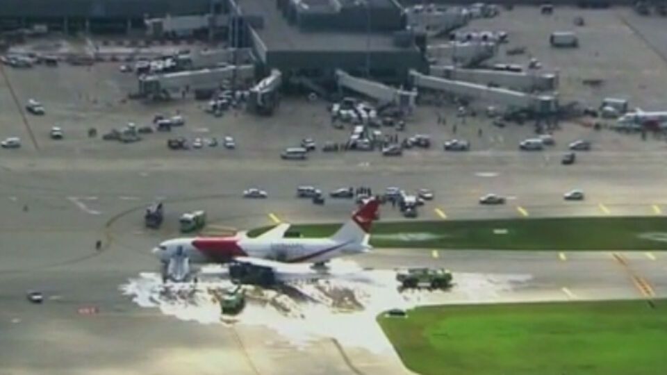 В аэропорту США загорелся Boeing 767 с пассажирами, пострадали 17 человек. Видео