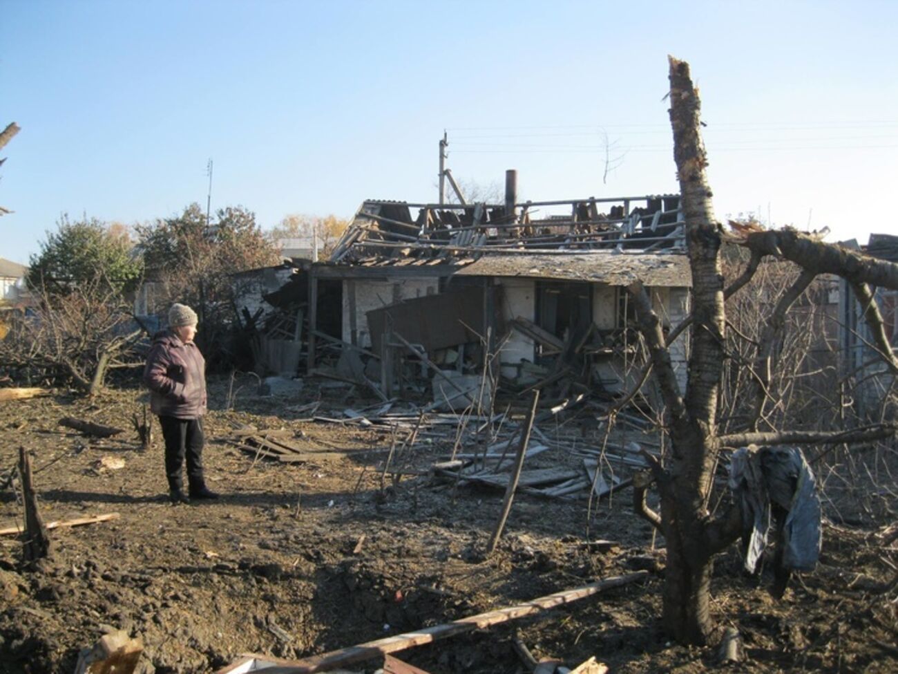 В результате взрывов в Сватово погиб один военный и местная жительница, повреждено множество домов