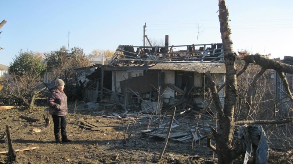 В результате взрывов в Сватово погиб один военный и местная жительница, повреждено множество домов