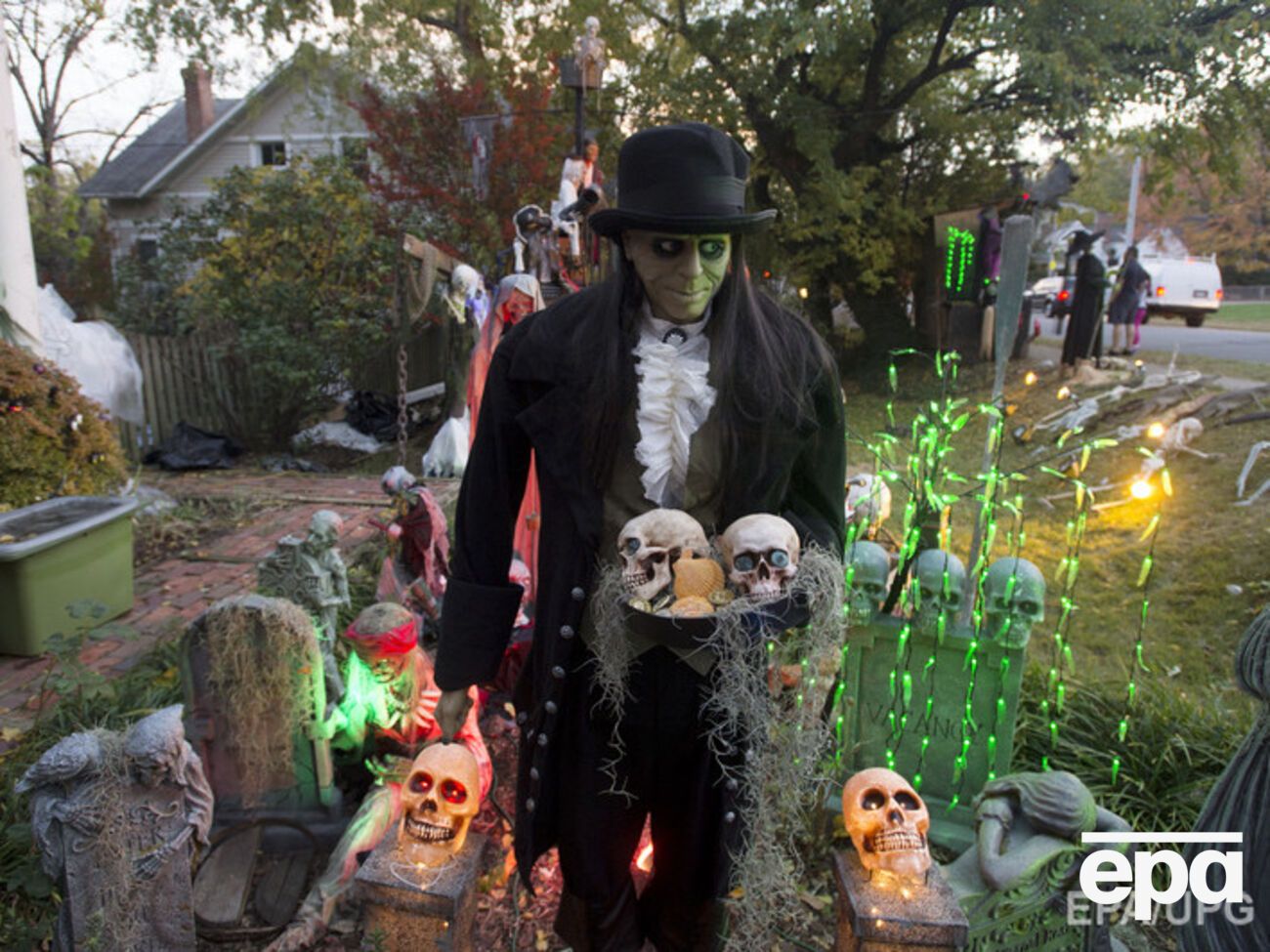 Установка украшений к празднику длится больше месяца