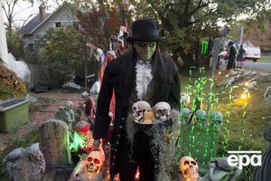 Установка украшений к празднику длится больше месяца