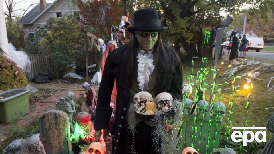 Установка украшений к празднику длится больше месяца