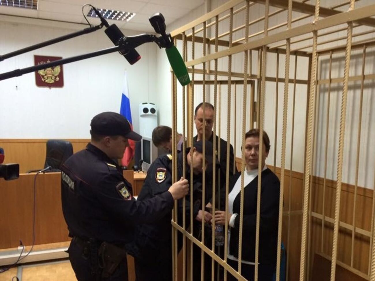 Суд запретил Шариной получать корреспонденцию и пользоваться интернетом