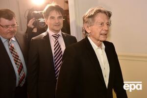 Роман Полански (справа) со своими адвокатами