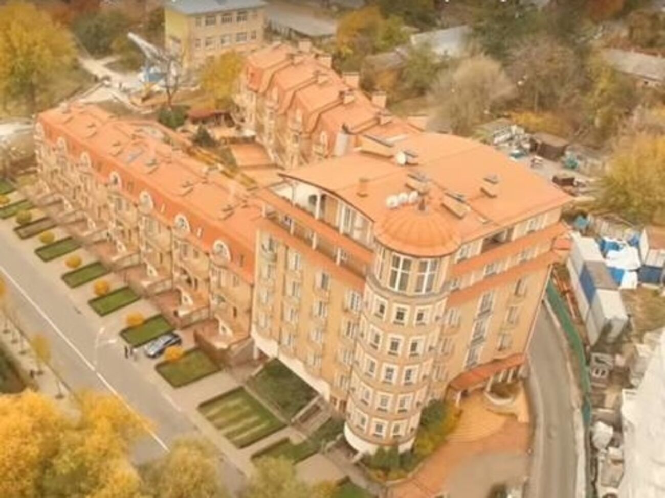 "Без парканів": На Печерске выставлен на продажу таунхаус за 85 млн грн. Владельцем земли значится Шокин. Видео