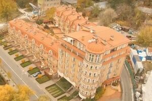 "Без парканів": На Печерске выставлен на продажу таунхаус за 85 млн грн. Владельцем земли значится Шокин. Видео