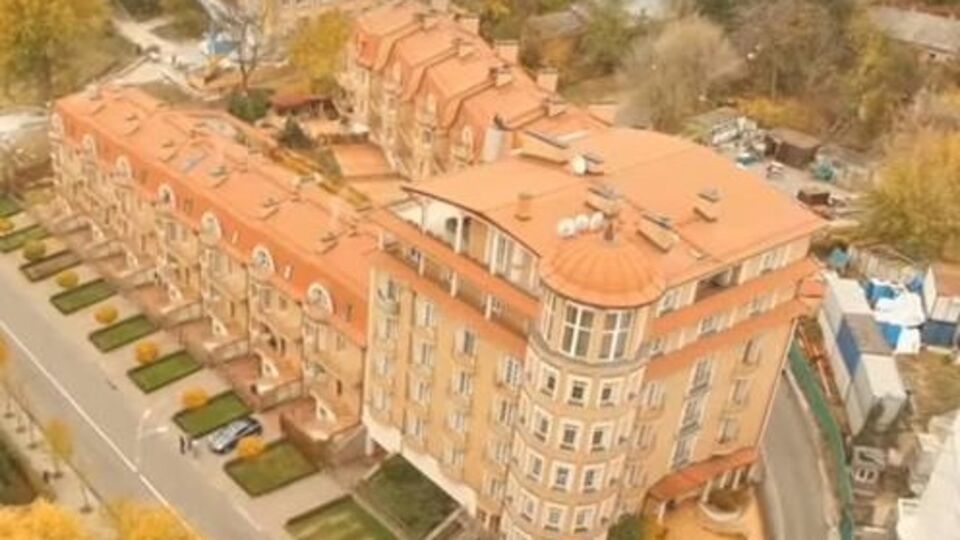 "Без парканів": На Печерске выставлен на продажу таунхаус за 85 млн грн. Владельцем земли значится Шокин. Видео