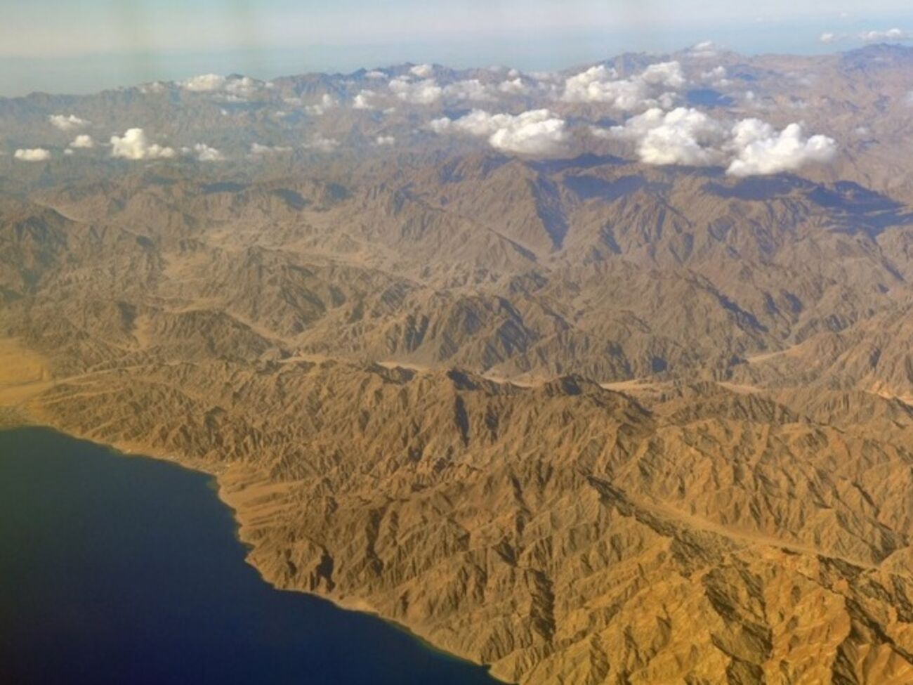 Российский самолет упал в горном районе Синая