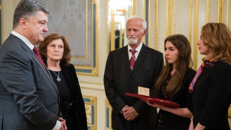 Порошенко вручил награду Кузьмы (Скрябина) его семье