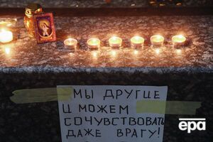 Украинцы приносят цветы под российское посольство в Киеве