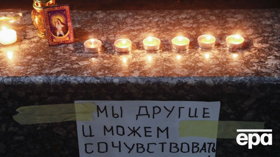 Украинцы приносят цветы под российское посольство в Киеве