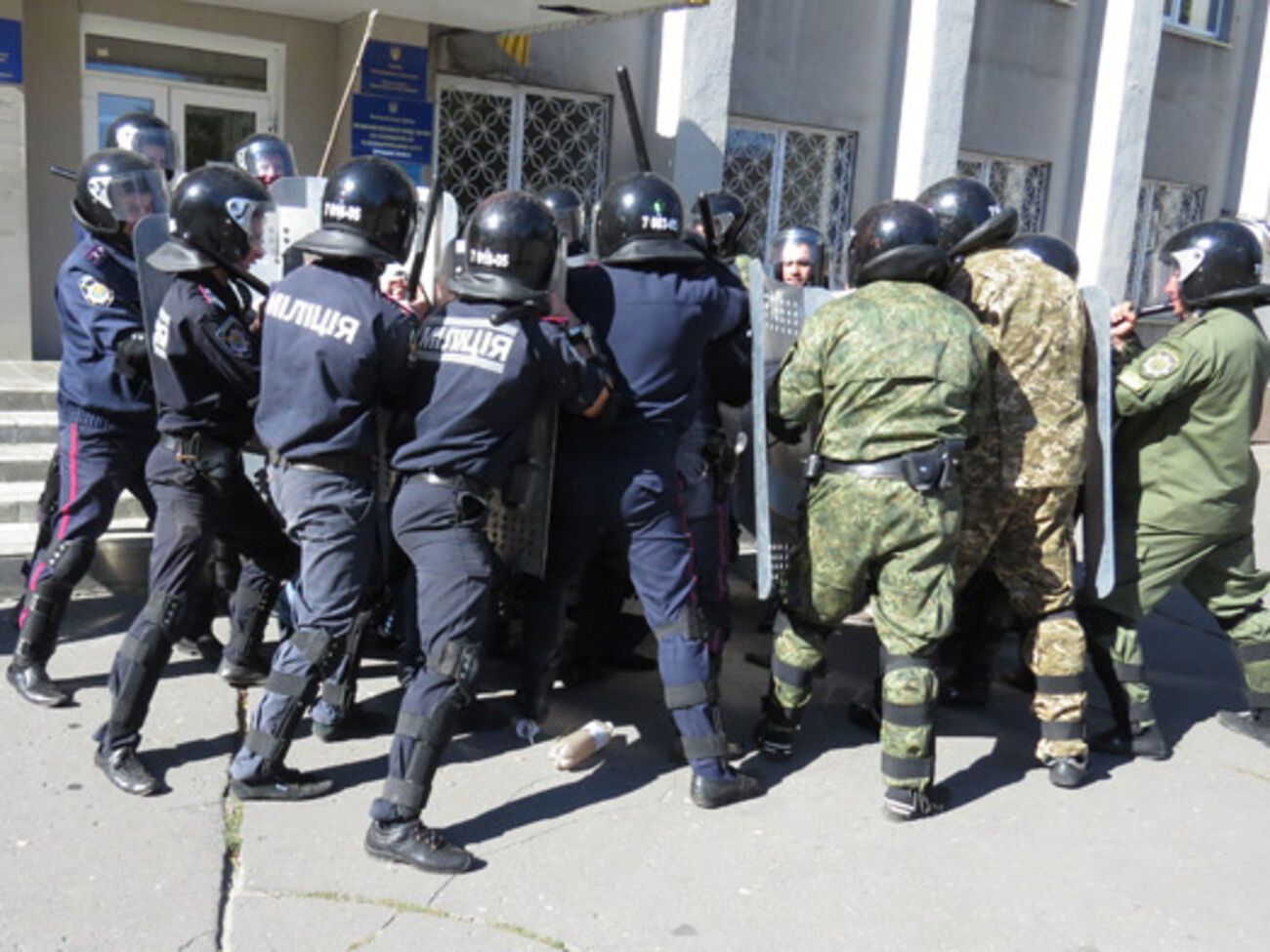 Милиционеры отрабатывали ликвидацию массовых беспорядков на городской площади имени Шибанкова