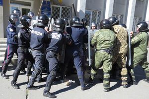 Милиционеры отрабатывали ликвидацию массовых беспорядков на городской площади имени Шибанкова