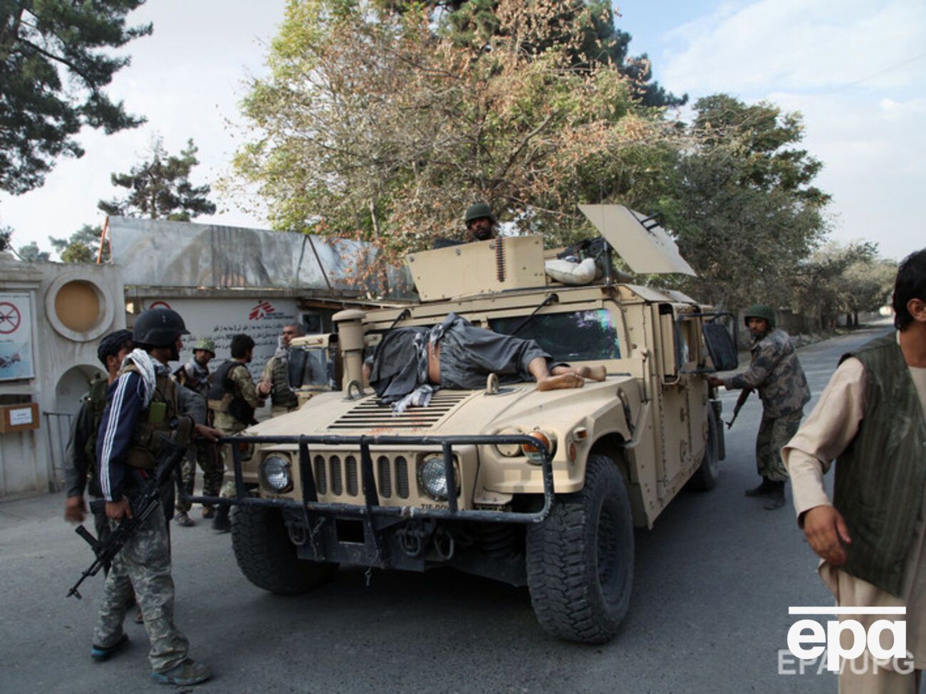 Афганские силы безопасности транспортировали раненных из разрушенного госпиталя в Кундузе в соседние больницы