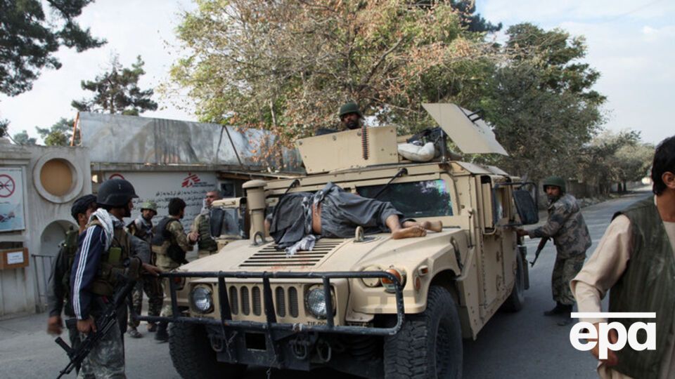 Афганские силы безопасности транспортировали раненных из разрушенного госпиталя в Кундузе в соседние больницы