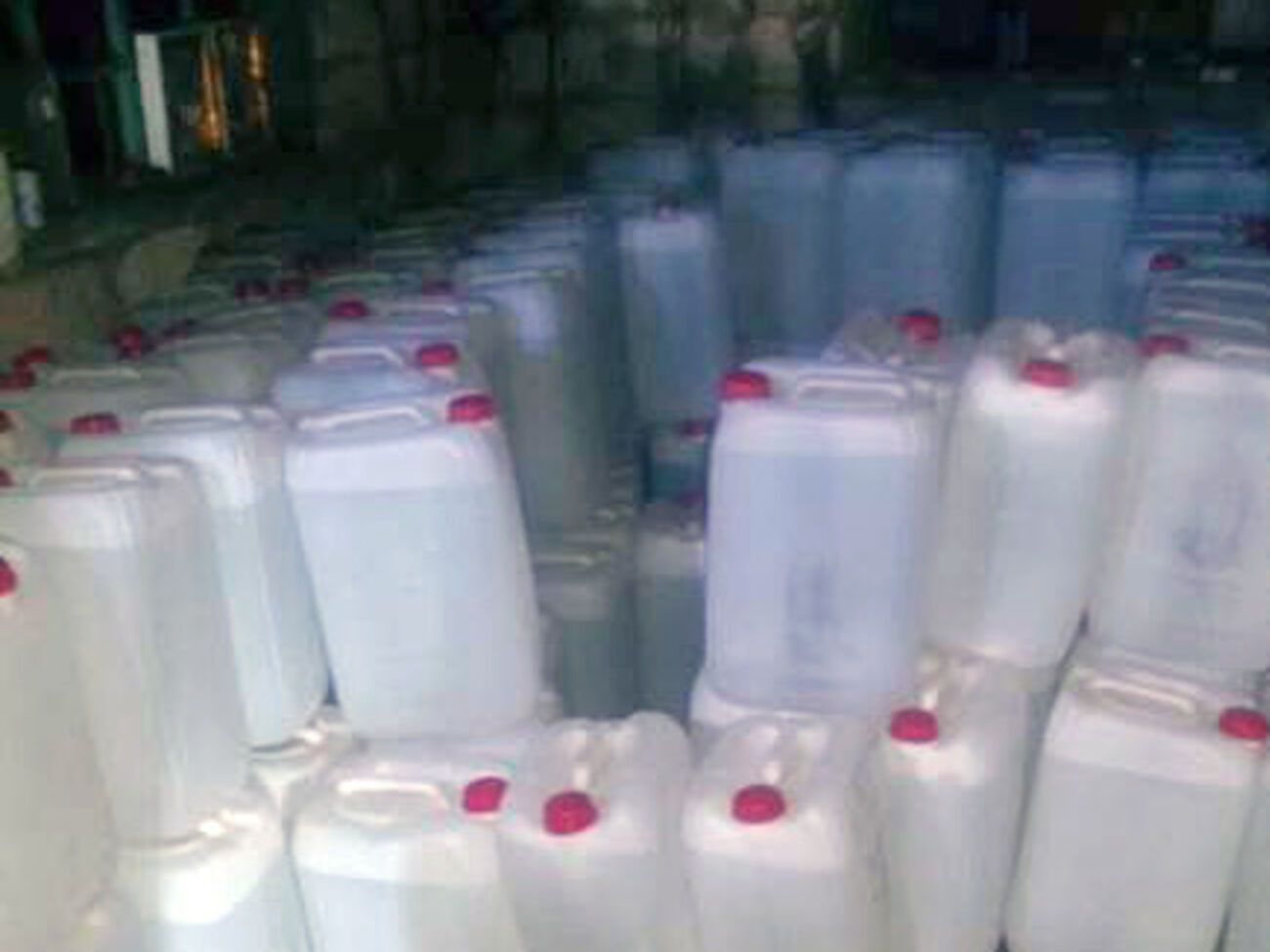 Спирт хранился в пластиковых канистрах в одном из частных помещений