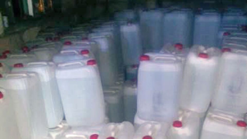 Спирт хранился в пластиковых канистрах в одном из частных помещений
