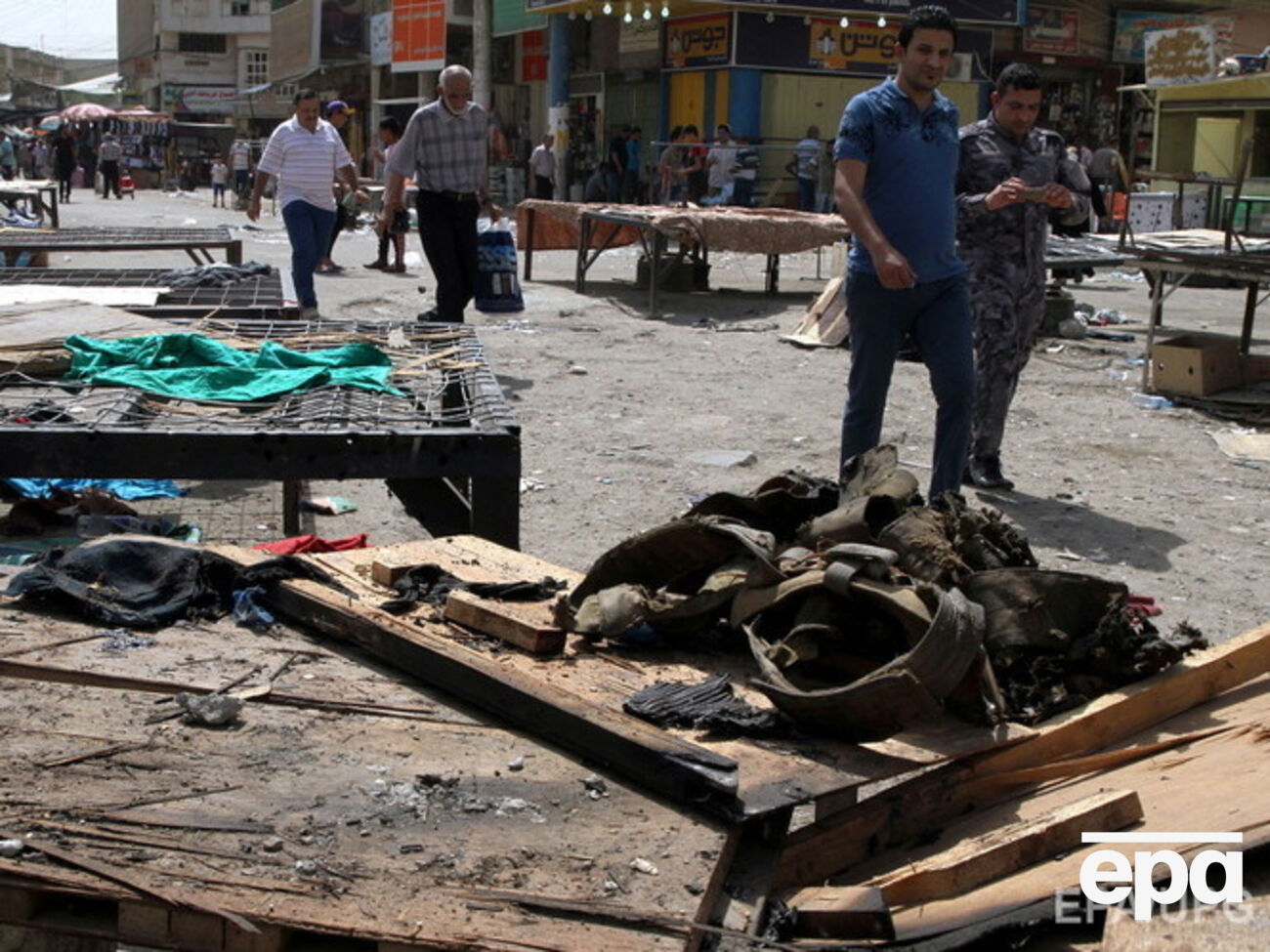 Жители Багдада на месте одного из взрывов 17 сентября в районе Баб-аль-Шари