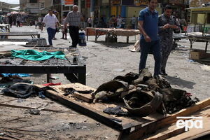 Жители Багдада на месте одного из взрывов 17 сентября в районе Баб-аль-Шари