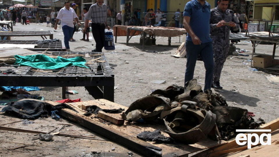 Жители Багдада на месте одного из взрывов 17 сентября в районе Баб-аль-Шари